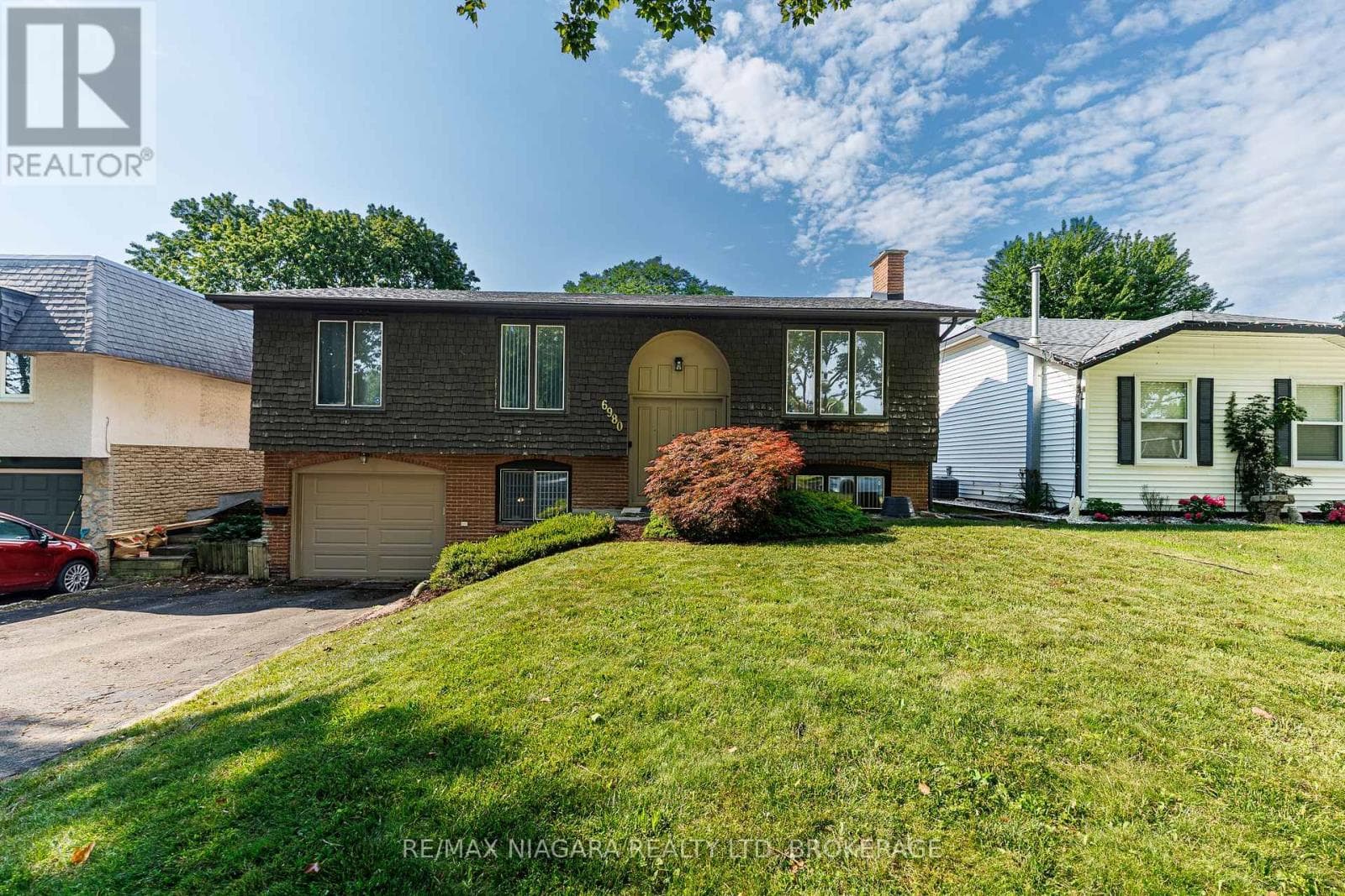 Single Family at 6980 Dolphin Street, Niagara Falls (Morrison), Ontario - Photo 2 - RE/MAX Garden City Realty