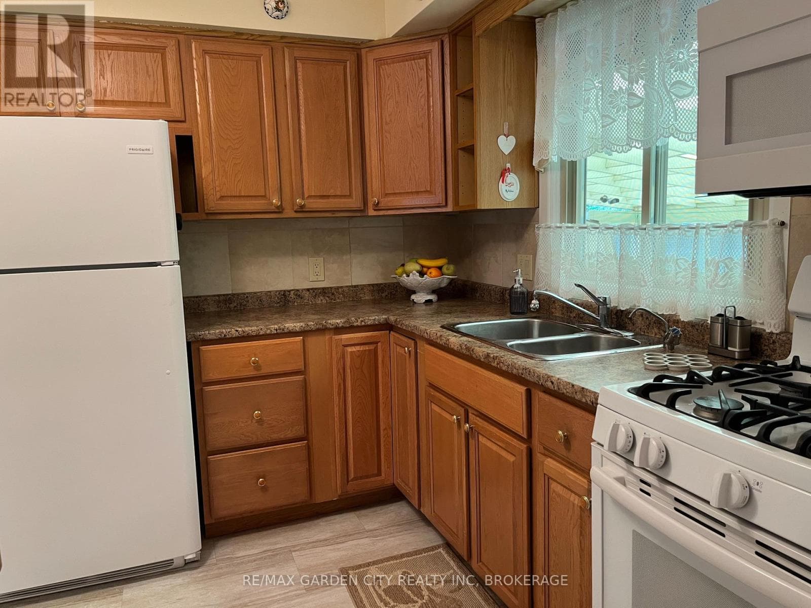 Single Family at 205 Rykert Street, St. Catharines (Rykert/Vansickle), Ontario - Photo 4 - RE/MAX Garden City Realty