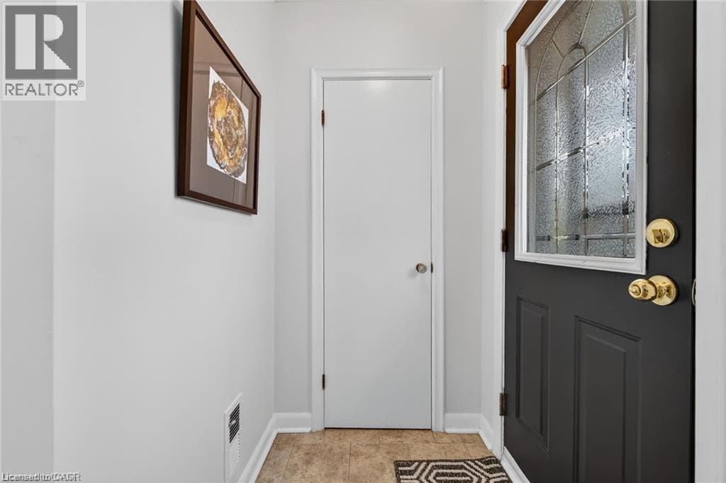 Single Family at 7 CORAL Drive, St. Catharines, Ontario - Photo 4 - RE/MAX Garden City Realty