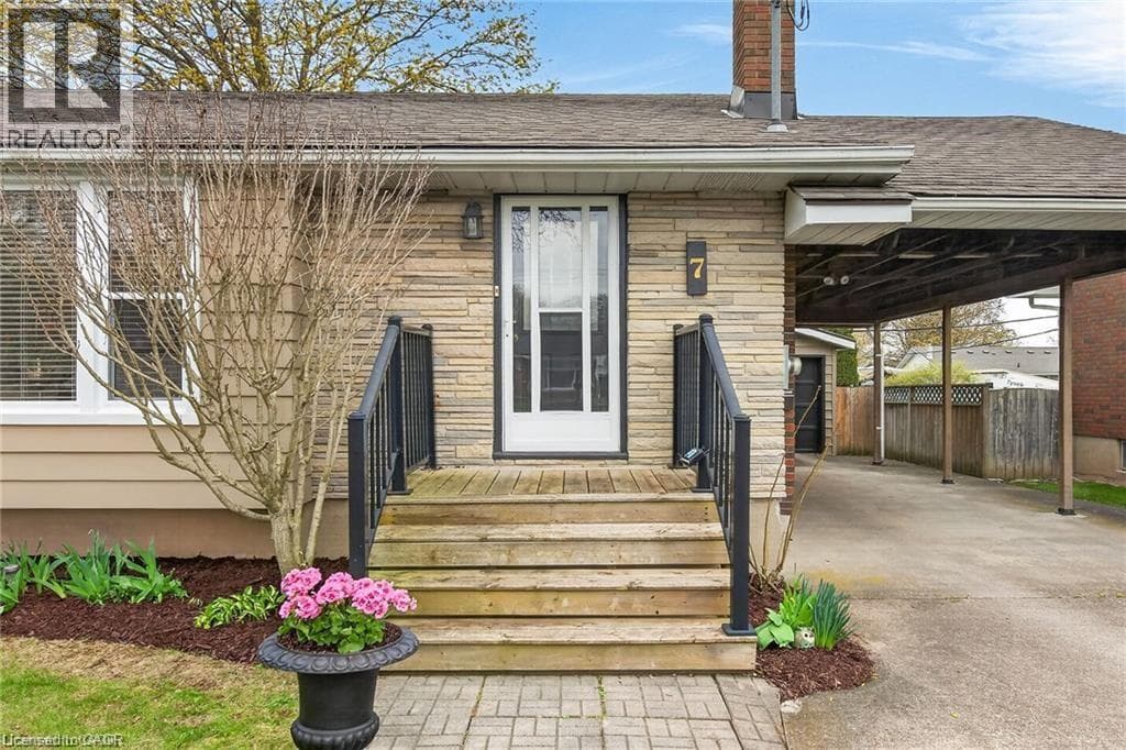 Single Family at 7 CORAL Drive, St. Catharines, Ontario - Photo 3 - RE/MAX Garden City Realty