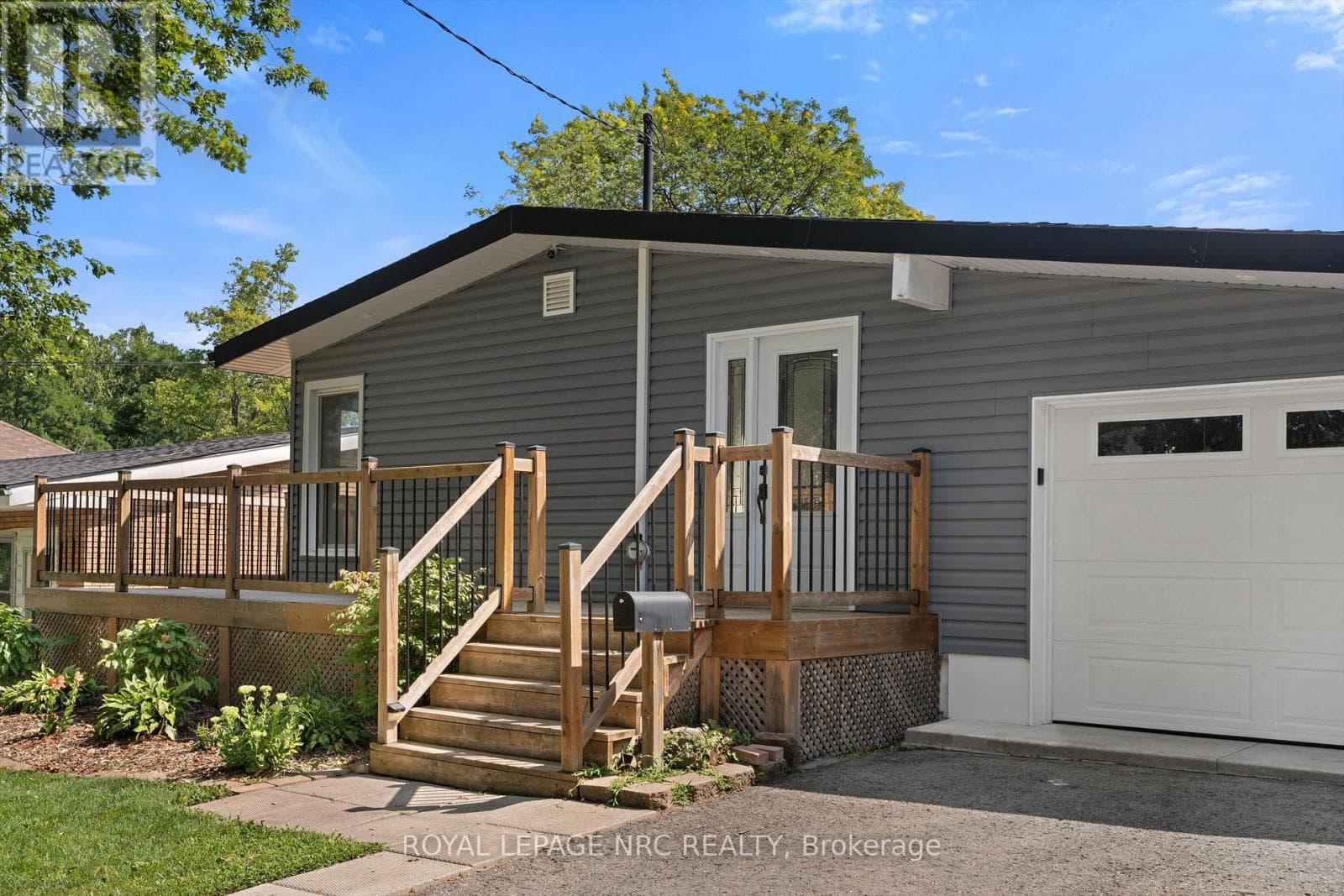Single Family at 64 Welland Street, Thorold (Thorold Downtown), Ontario - Photo 3 - RE/MAX Garden City Realty