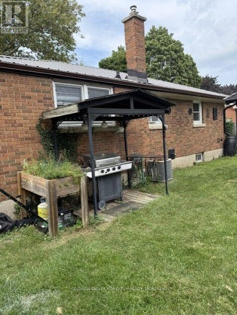 Single Family at 560 Carlton Street, St. Catharines (Carlton/Bunting), Ontario - Photo 4 - RE/MAX Garden City Realty