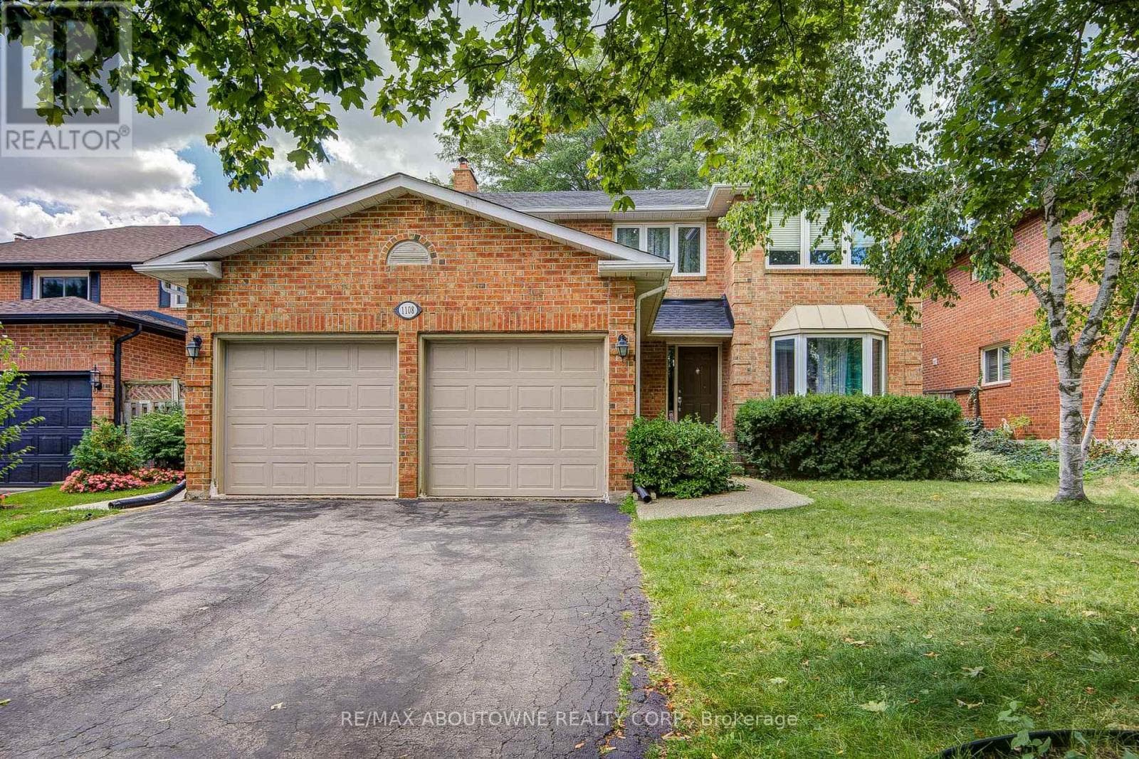 Single Family at Lower- 1108 Notley Crescent, Oakville (GA Glen Abbey), Ontario - Photo 3 - RE/MAX Garden City Realty