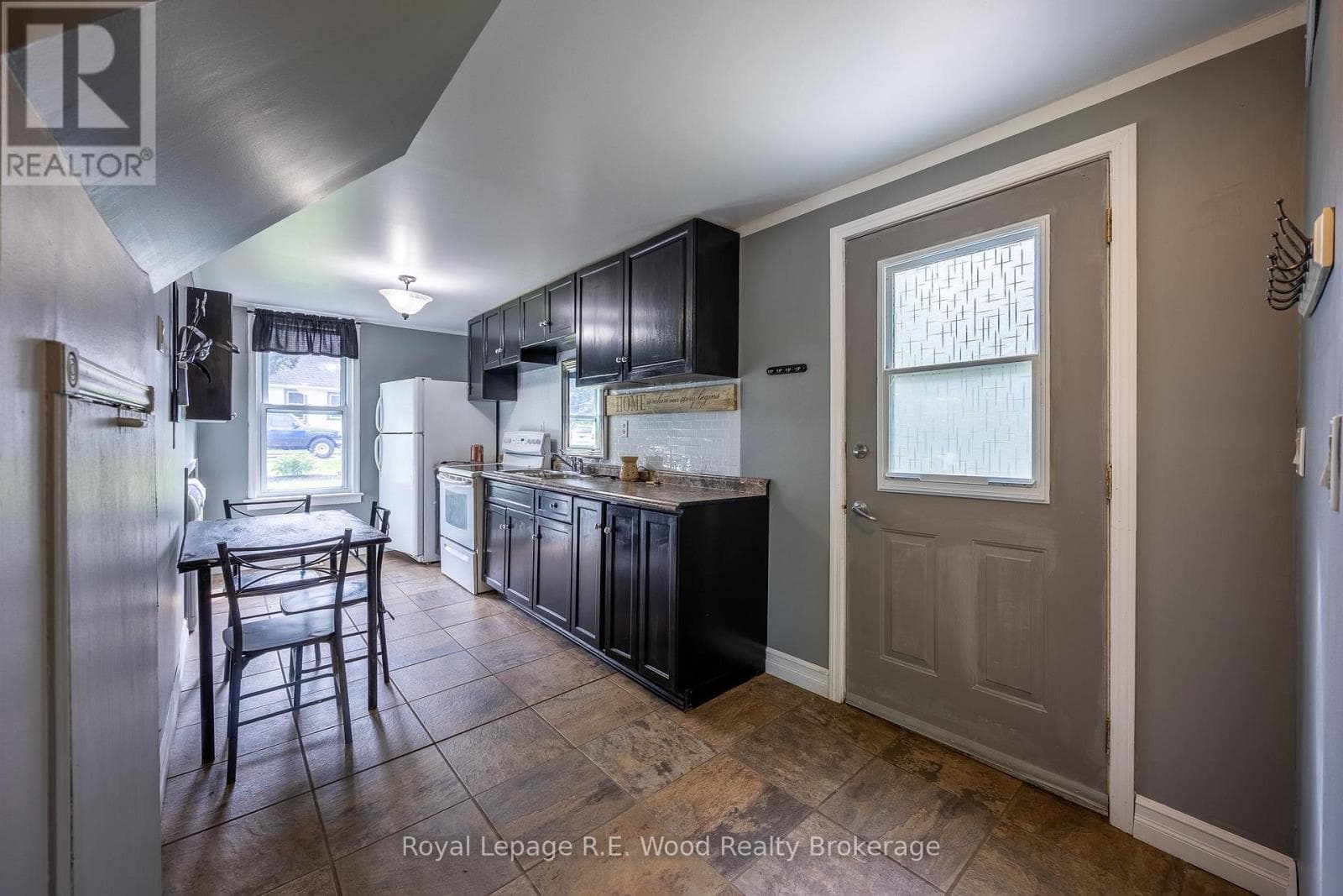 Single Family at 5 FIRST Alley, Tillsonburg, Ontario - Photo 6 - RE/MAX Garden City Realty