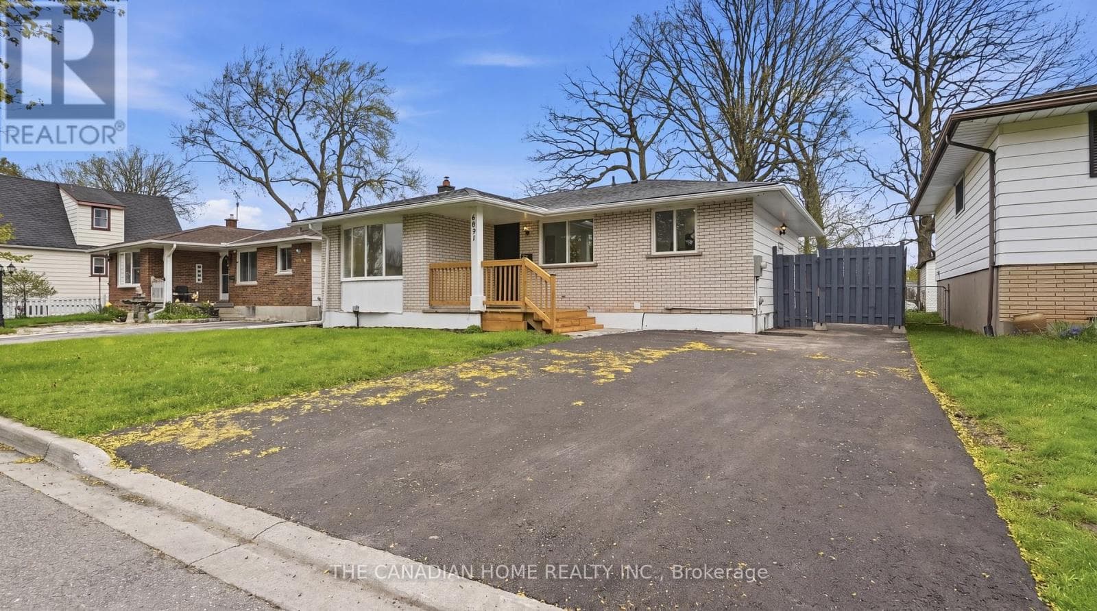 Single Family at 6041 Cadham Street, Niagara Falls (Arad/Fallsview), Ontario - Photo 2 - RE/MAX Garden City Realty