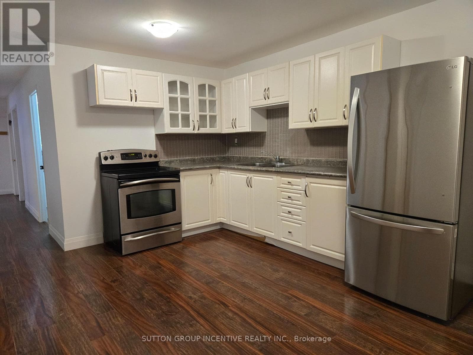 Single Family at Lower- 211 Cliff Road, Barrie (South Shore), Ontario - Photo 8 - RE/MAX Garden City Realty