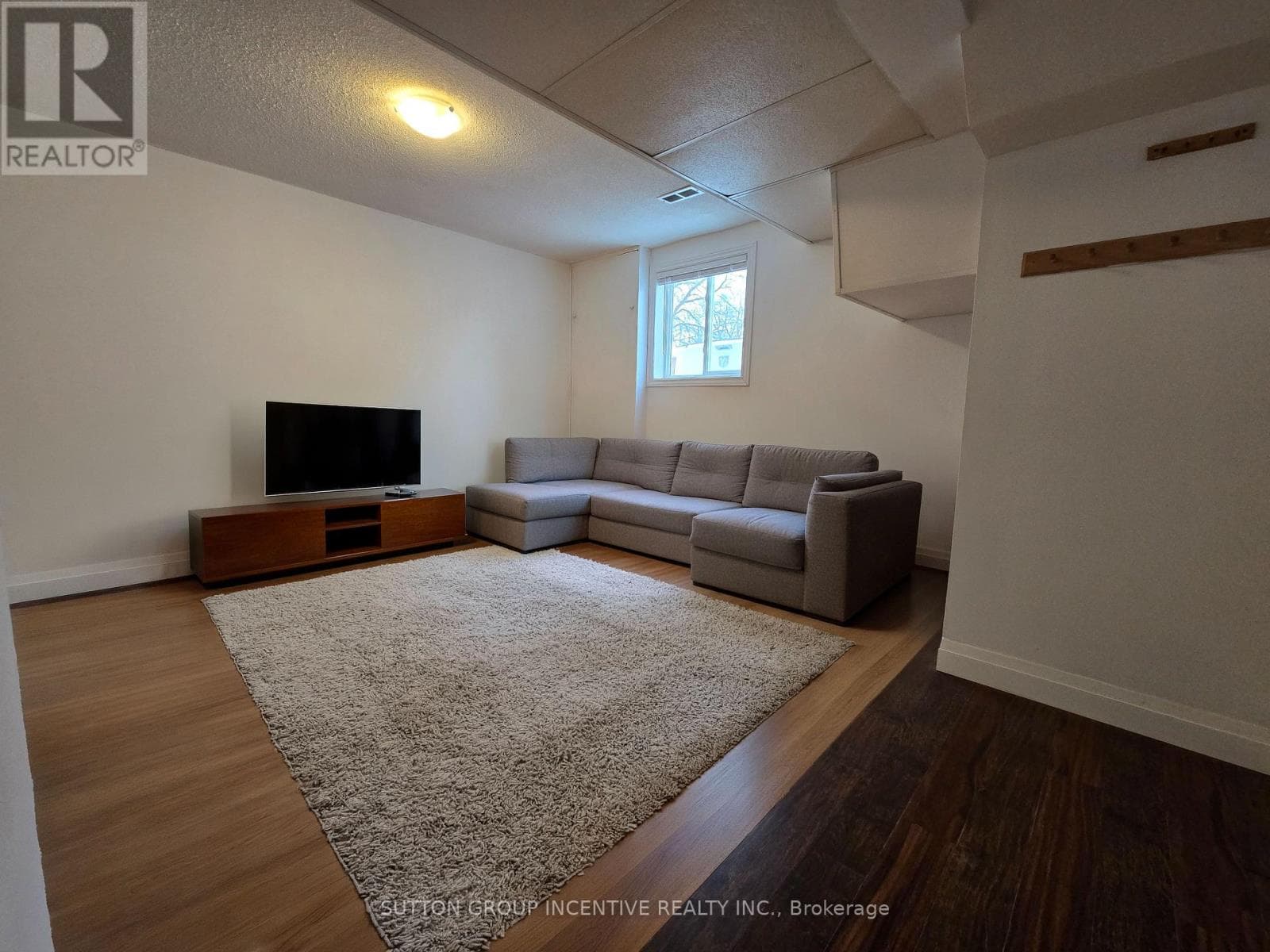 Single Family at Lower- 211 Cliff Road, Barrie (South Shore), Ontario - Photo 5 - RE/MAX Garden City Realty