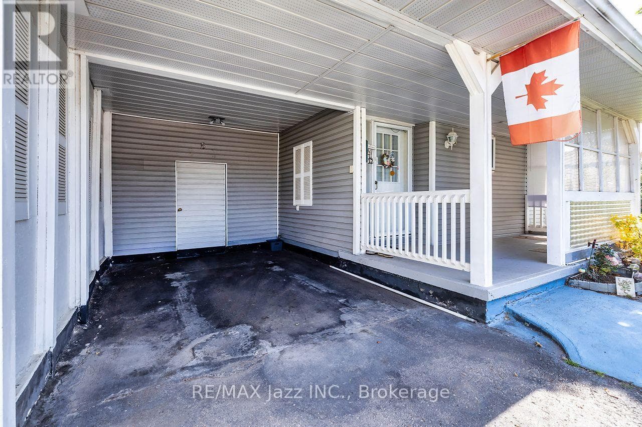 Single Family at 5 King Court, Clarington (Newcastle), Ontario - Photo 4 - RE/MAX Garden City Realty