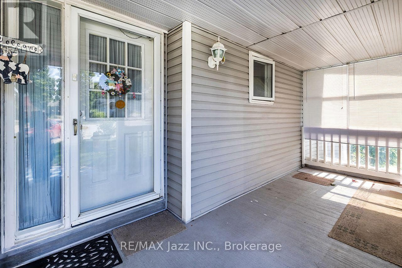 Single Family at 5 King Court, Clarington (Newcastle), Ontario - Photo 5 - RE/MAX Garden City Realty