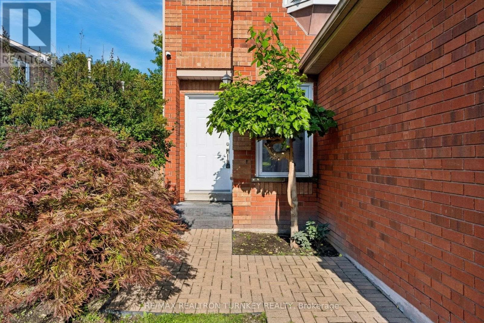 Single Family at 805 Playter Crescent, Newmarket (Armitage), Ontario - Photo 4 - RE/MAX Garden City Realty