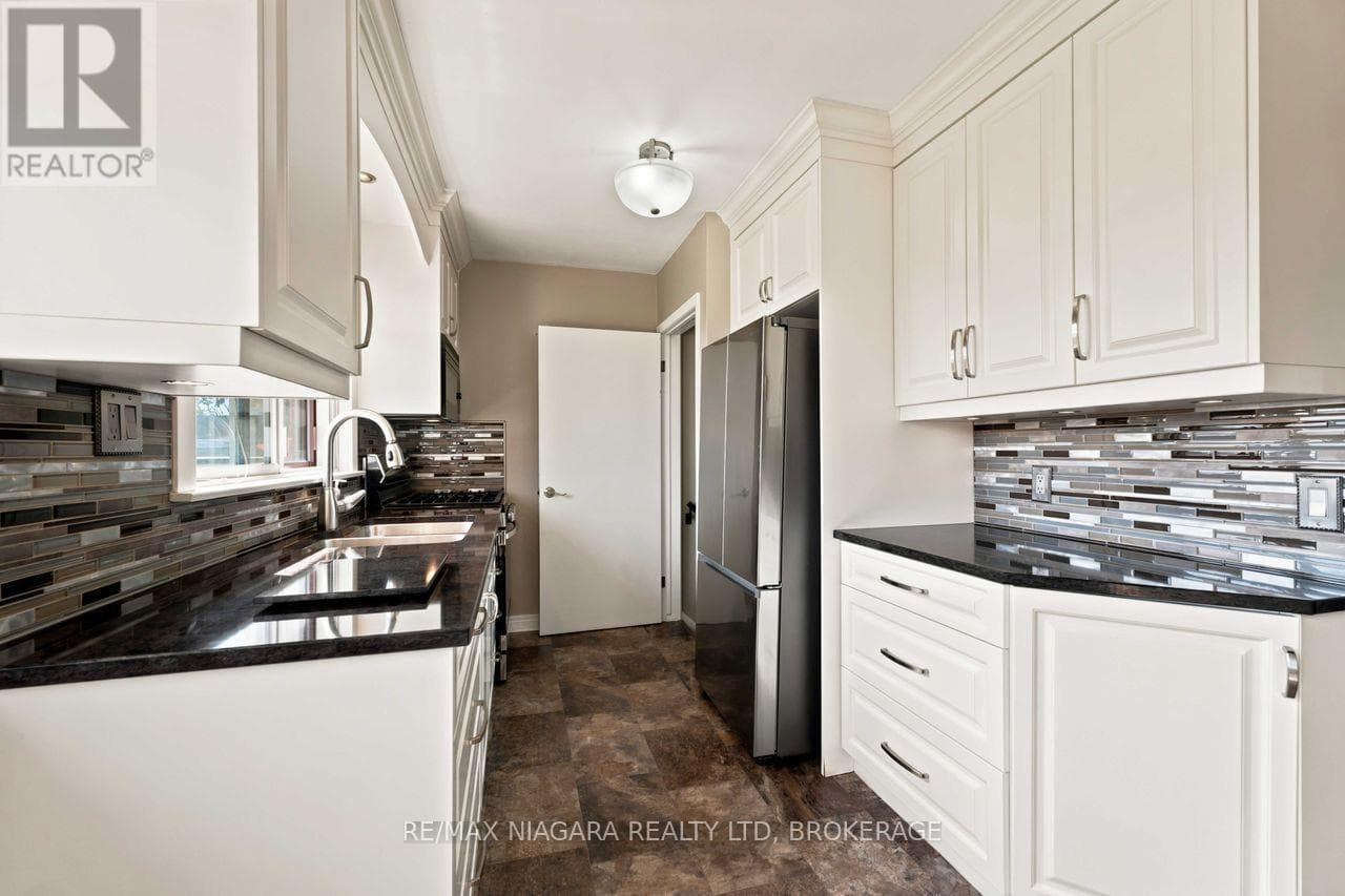 Single Family at 19 Hughes Avenue, Welland (Lincoln/Crowland), Ontario - Photo 3 - RE/MAX Garden City Realty