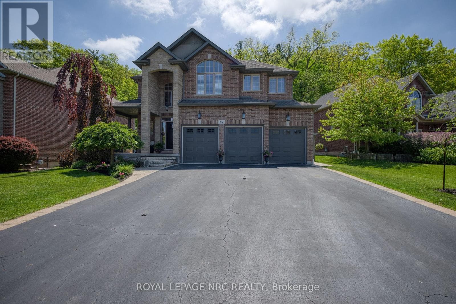 Single Family at 27 Bell Avenue, Grimsby (Grimsby East), Ontario - Photo 3 - RE/MAX Garden City Realty