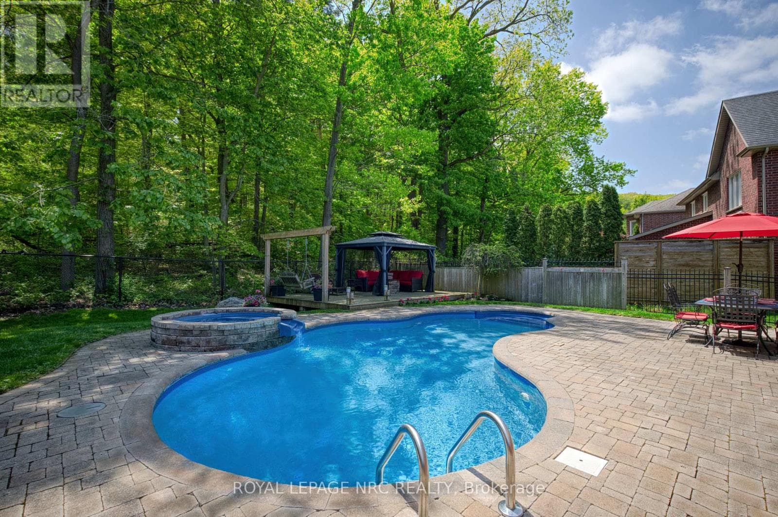 Single Family at 27 Bell Avenue, Grimsby (Grimsby East), Ontario - Photo 5 - RE/MAX Garden City Realty