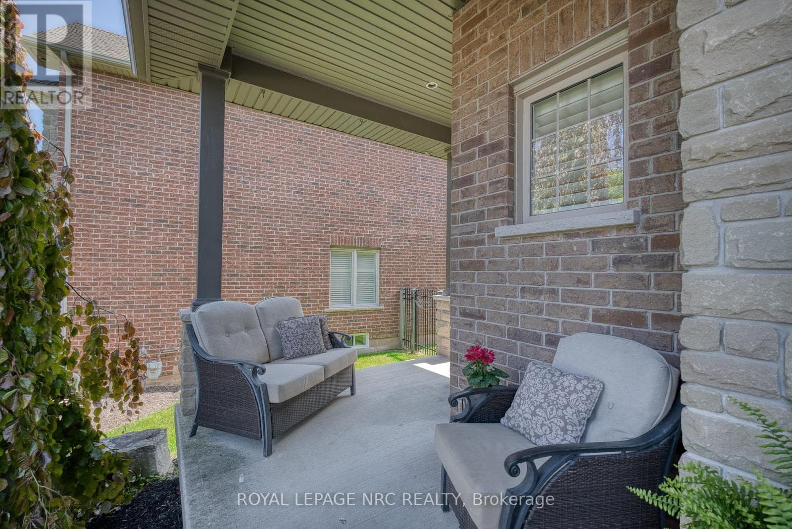 Single Family at 27 Bell Avenue, Grimsby (Grimsby East), Ontario - Photo 7 - RE/MAX Garden City Realty