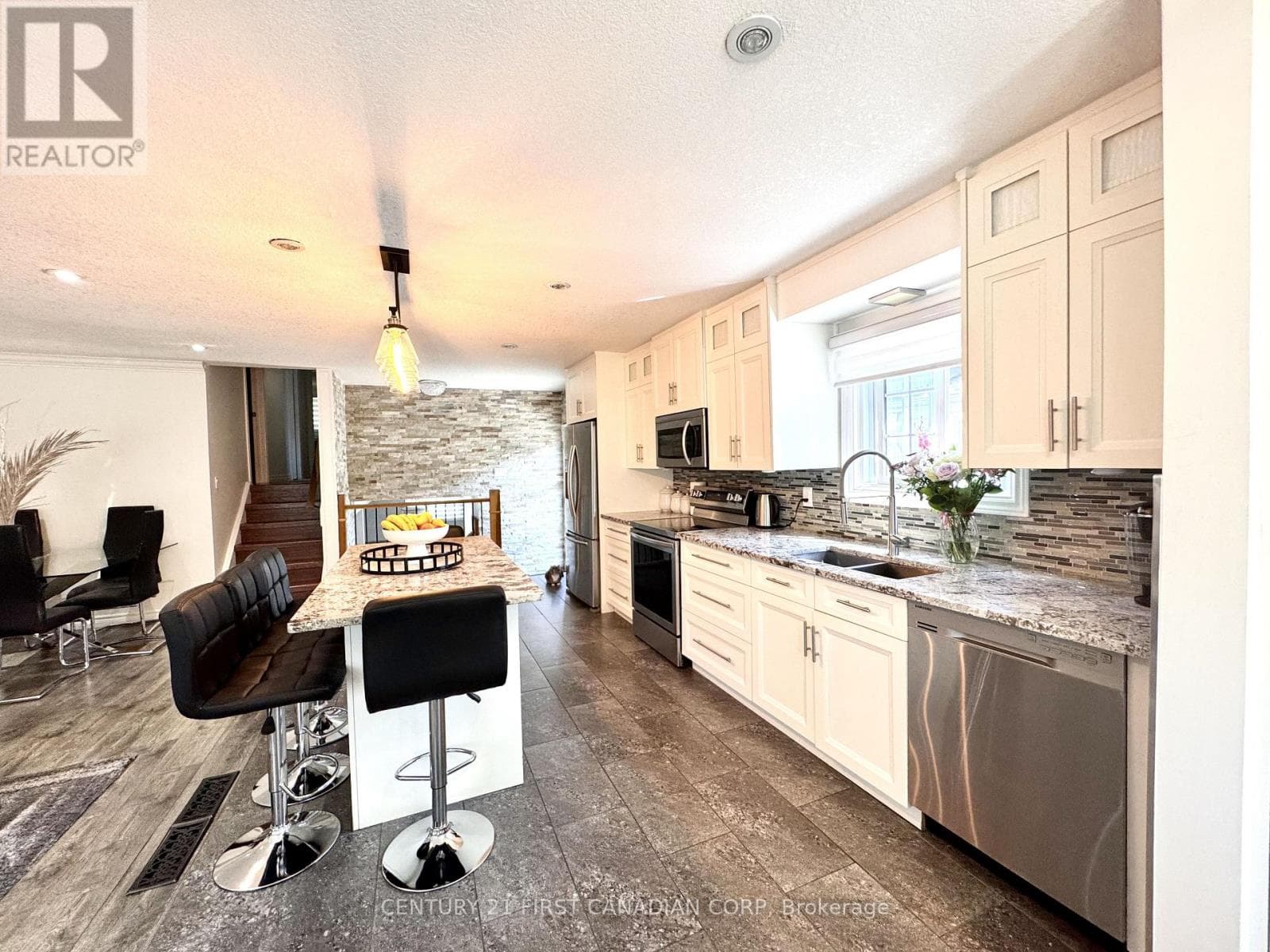 Single Family at 28 Sasha Crescent, London South (South X), Ontario - Photo 6 - RE/MAX Garden City Realty