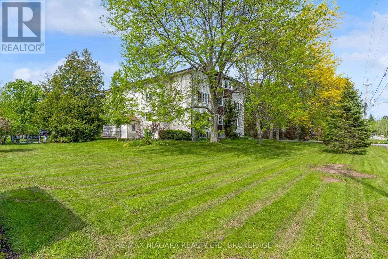 Single Family at 2-3- 833 Foss Road, Pelham (Fenwick), Ontario - Photo 2 - RE/MAX Garden City Realty