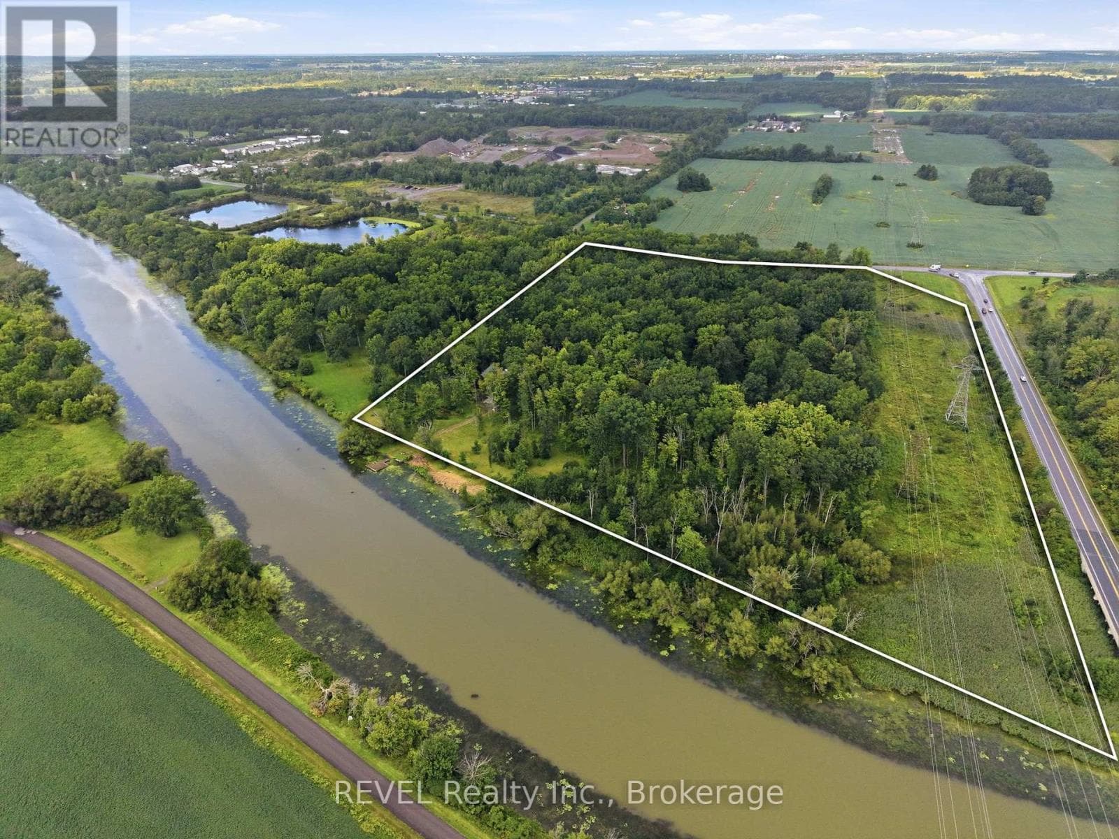 Single Family at 1247 Chippawa Creek Road, Thorold (Port Robinson), Ontario - Photo 3 - RE/MAX Garden City Realty