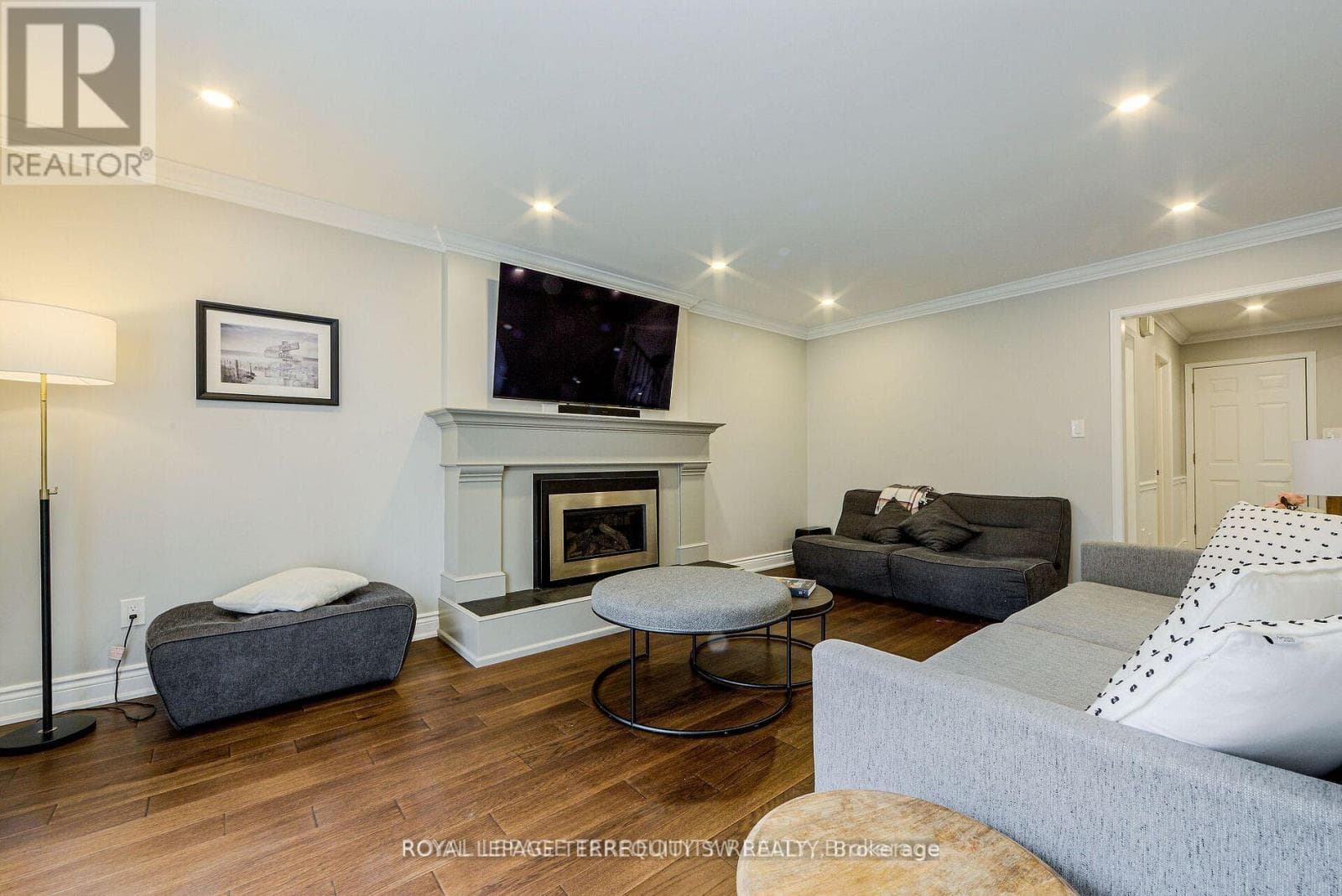 Single Family at 2025 Parklane Crescent, Burlington (Rose), Ontario - Photo 6 - RE/MAX Garden City Realty