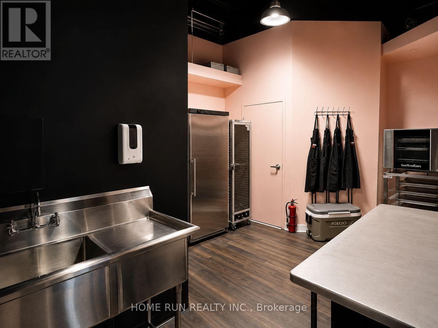 Business at 477 Bank Street, Ottawa, Ontario - Photo 6 - RE/MAX Garden City Realty