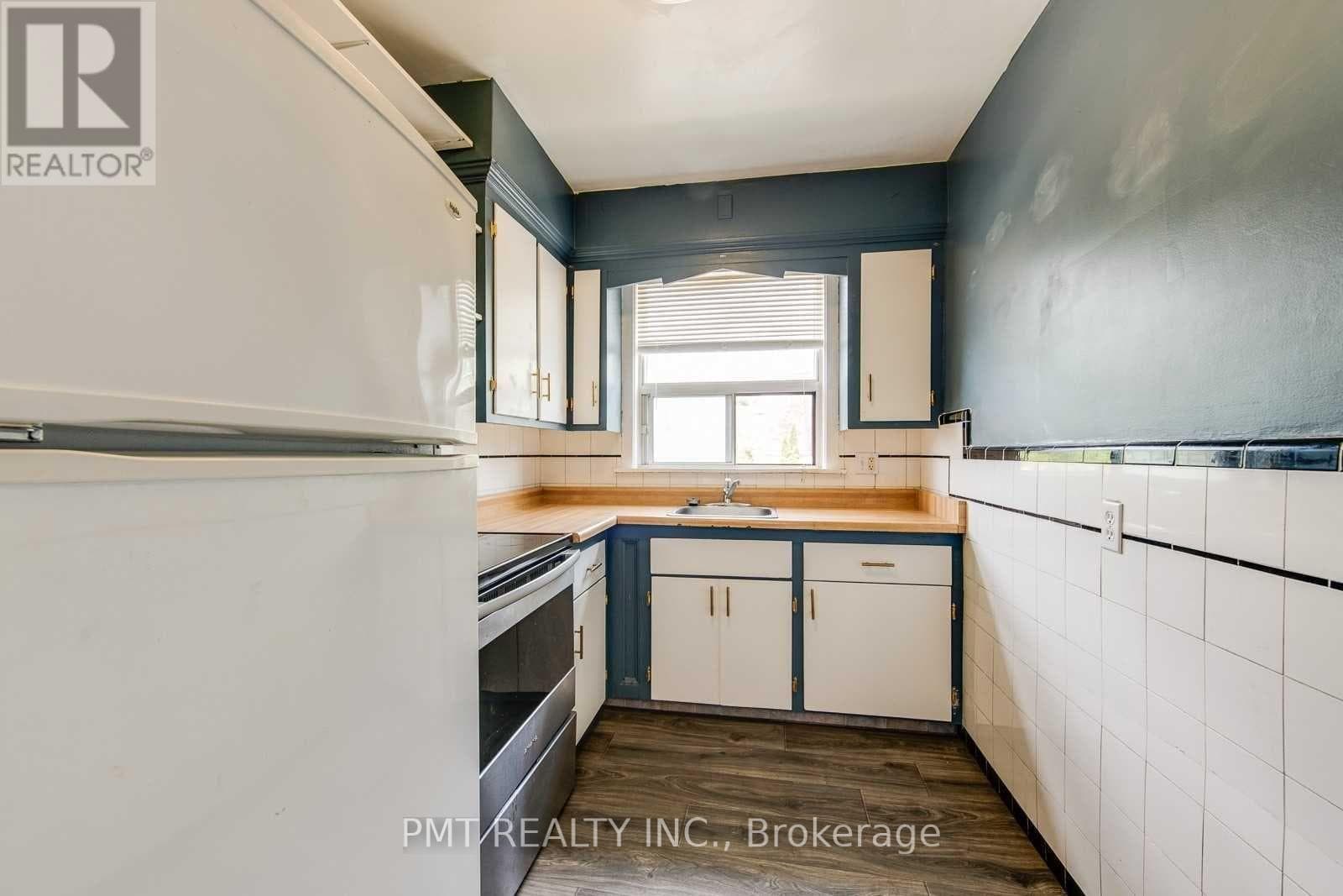 Multi-family at 6- 58 Leyton Avenue, Toronto (Oakridge), Ontario - Photo 6 - RE/MAX Garden City Realty