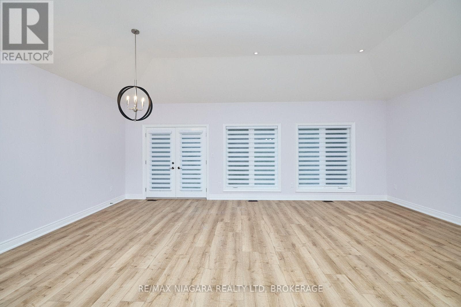 Single Family at 3554 Whispering Woods Trail, Fort Erie (Ridgeway), Ontario - Photo 6 - RE/MAX Garden City Realty