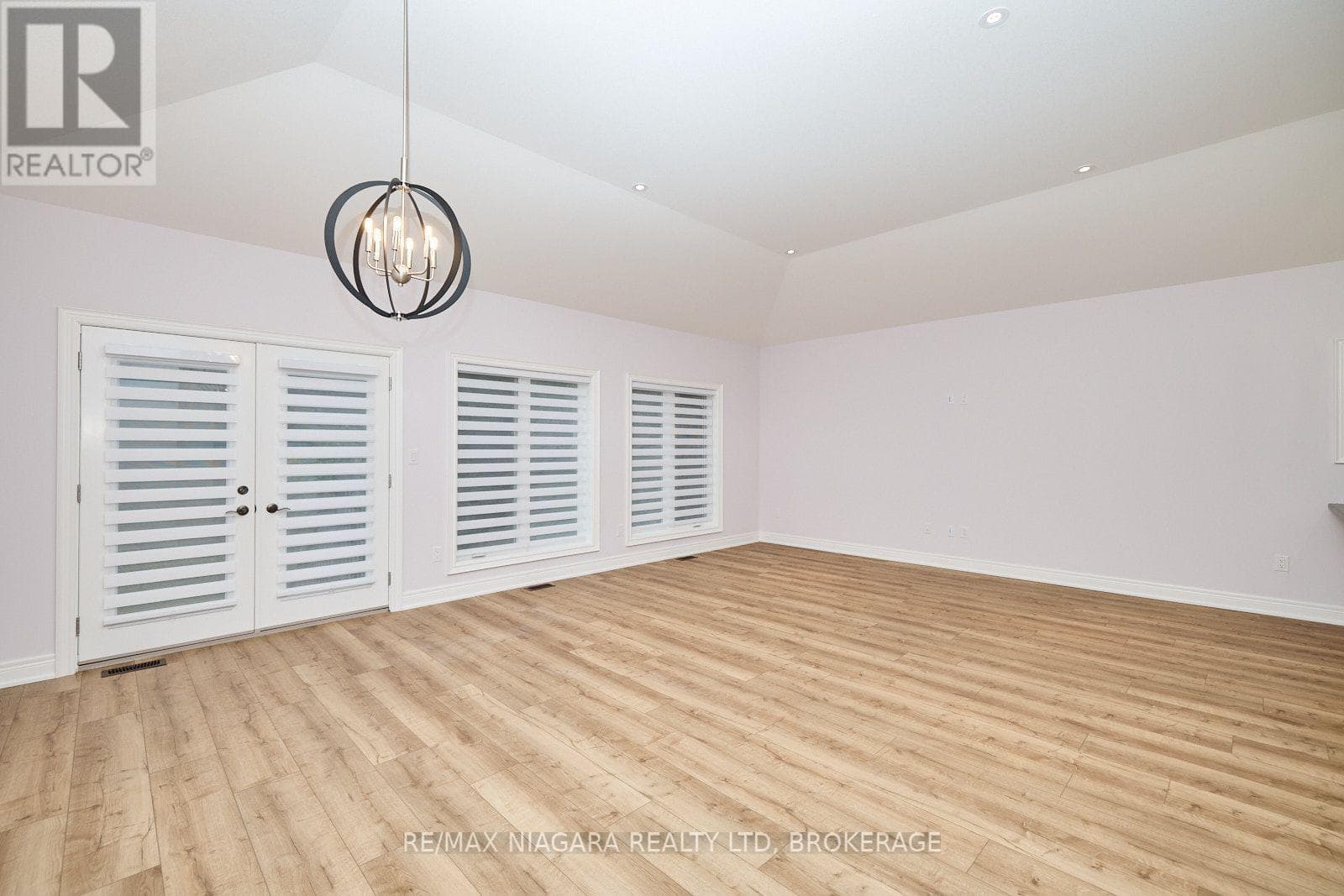 Single Family at 3554 Whispering Woods Trail, Fort Erie (Ridgeway), Ontario - Photo 7 - RE/MAX Garden City Realty