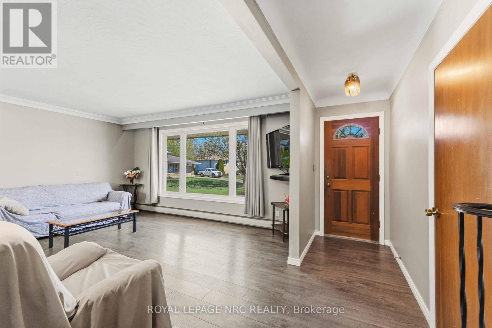 Single Family at 4485 Queensway Crescent, Niagara Falls (Morrison), Ontario - Photo 6 - RE/MAX Garden City Realty