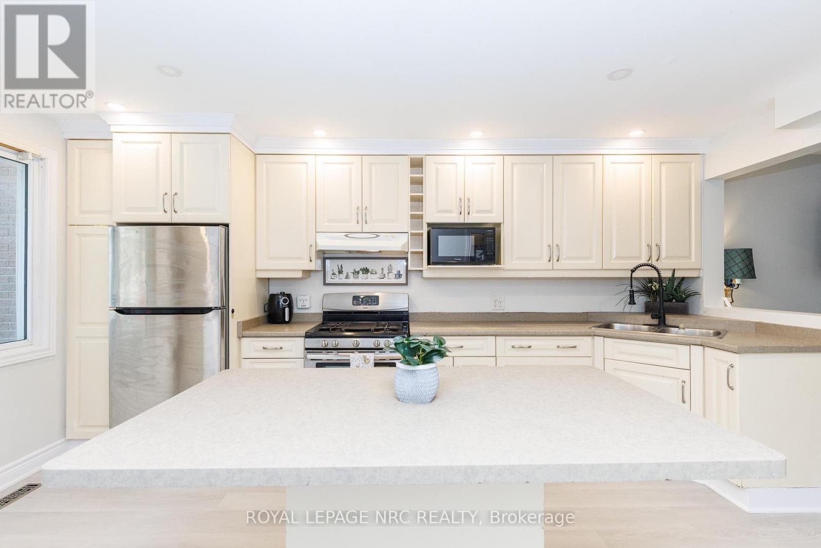 Single Family at 6562 HARMONY Avenue, Niagara Falls (West Wood), Ontario - Photo 2 - RE/MAX Garden City Realty