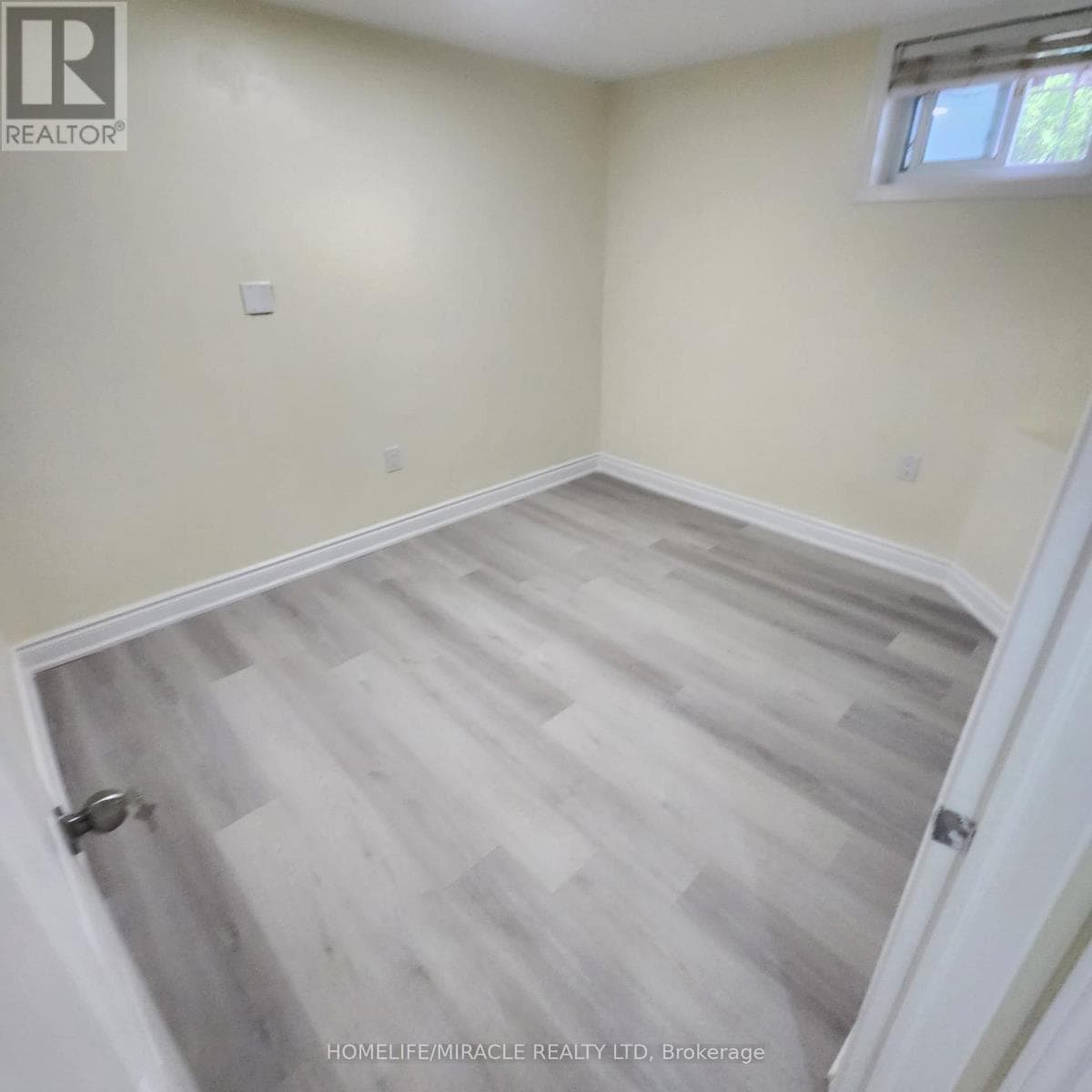 Single Family at 491 Salisbury Street, London East (East C), Ontario - Photo 3 - RE/MAX Garden City Realty