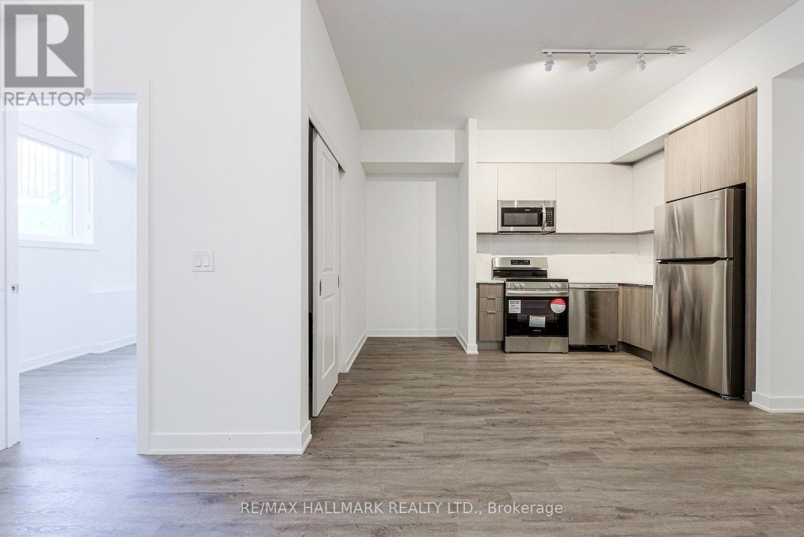 Single Family at 125- 37 Danforth Road, Toronto (Oakridge), Ontario - Photo 5 - RE/MAX Garden City Realty