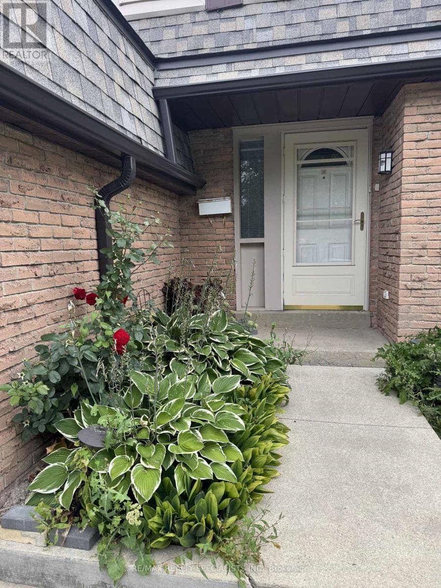 Single Family at 2849 Oslo Crescent, Mississauga (Meadowvale), Ontario - Photo 2 - RE/MAX Garden City Realty