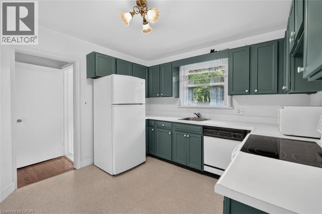 Single Family at 16 BYRNE Boulevard, St. Catharines, Ontario - Photo 7 - RE/MAX Garden City Realty