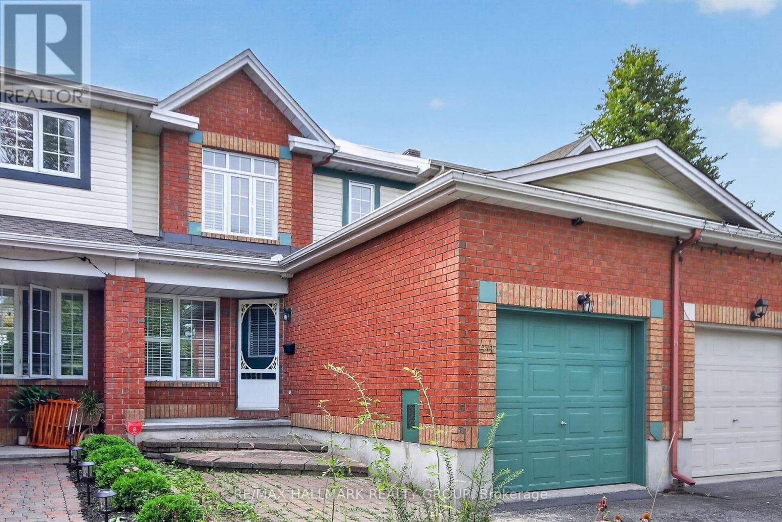 Single Family at 44 Drumso Street, Ottawa, Ontario - Photo 3 - RE/MAX Garden City Realty