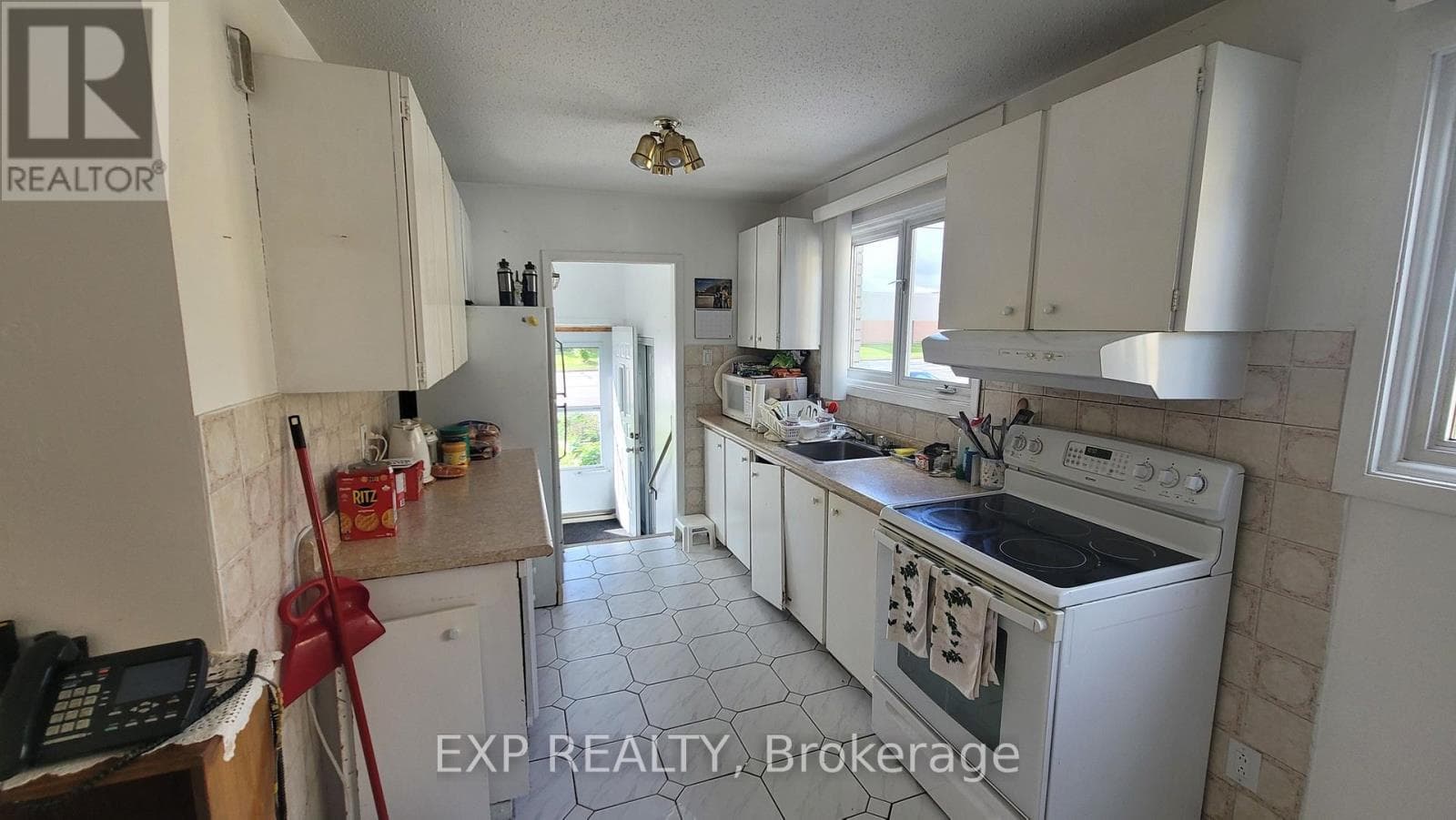 Single Family at 1747 Heron Road, Ottawa, Ontario - Photo 3 - RE/MAX Garden City Realty