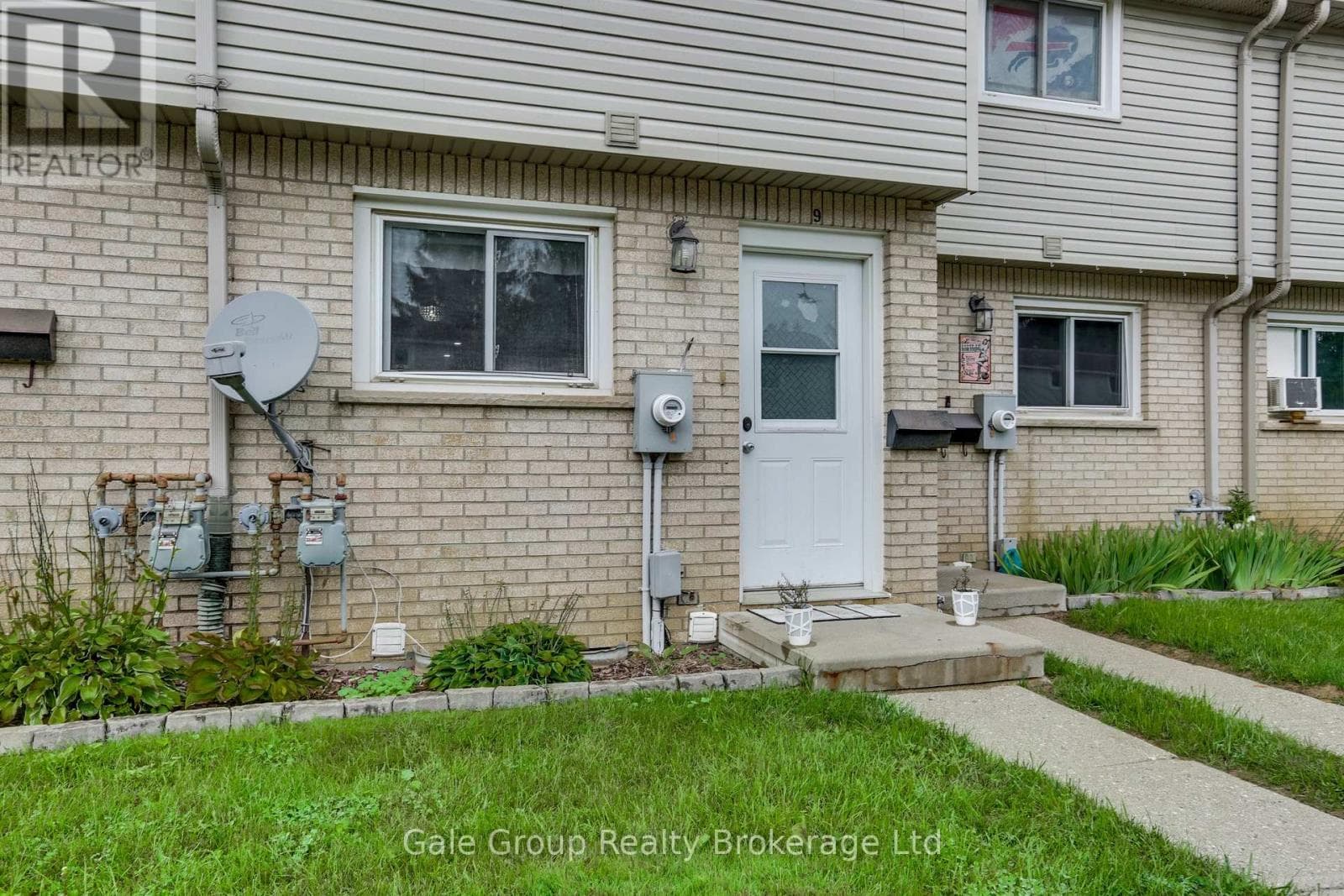 Single Family at 9- 105 Springbank Avenue, Woodstock (Woodstock - North), Ontario - Photo 3 - RE/MAX Garden City Realty