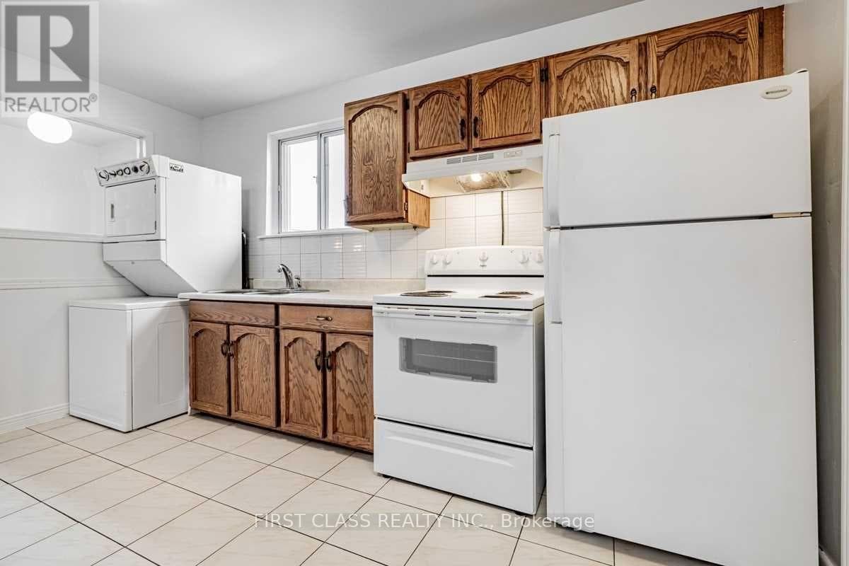 Single Family at Main Fl- 260 Taylor Mills Drive, Richmond Hill (Crosby), Ontario - Photo 4 - RE/MAX Garden City Realty