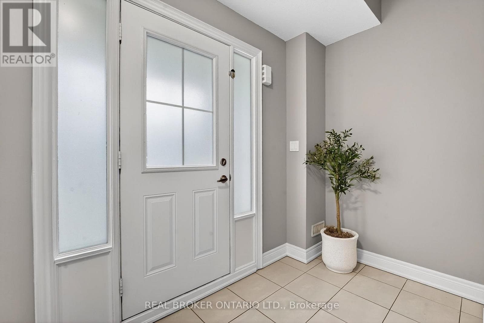 Single Family at 5000 Desantis Drive, Lincoln (Beamsville), Ontario - Photo 4 - RE/MAX Garden City Realty