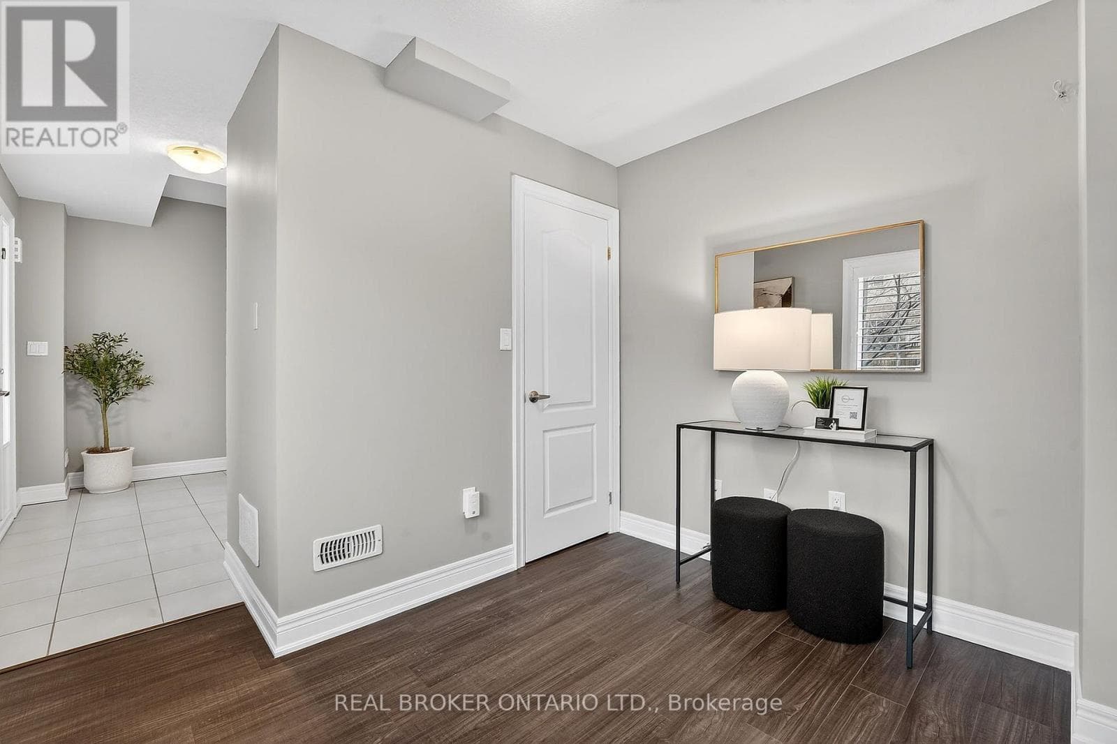 Single Family at 5000 Desantis Drive, Lincoln (Beamsville), Ontario - Photo 6 - RE/MAX Garden City Realty