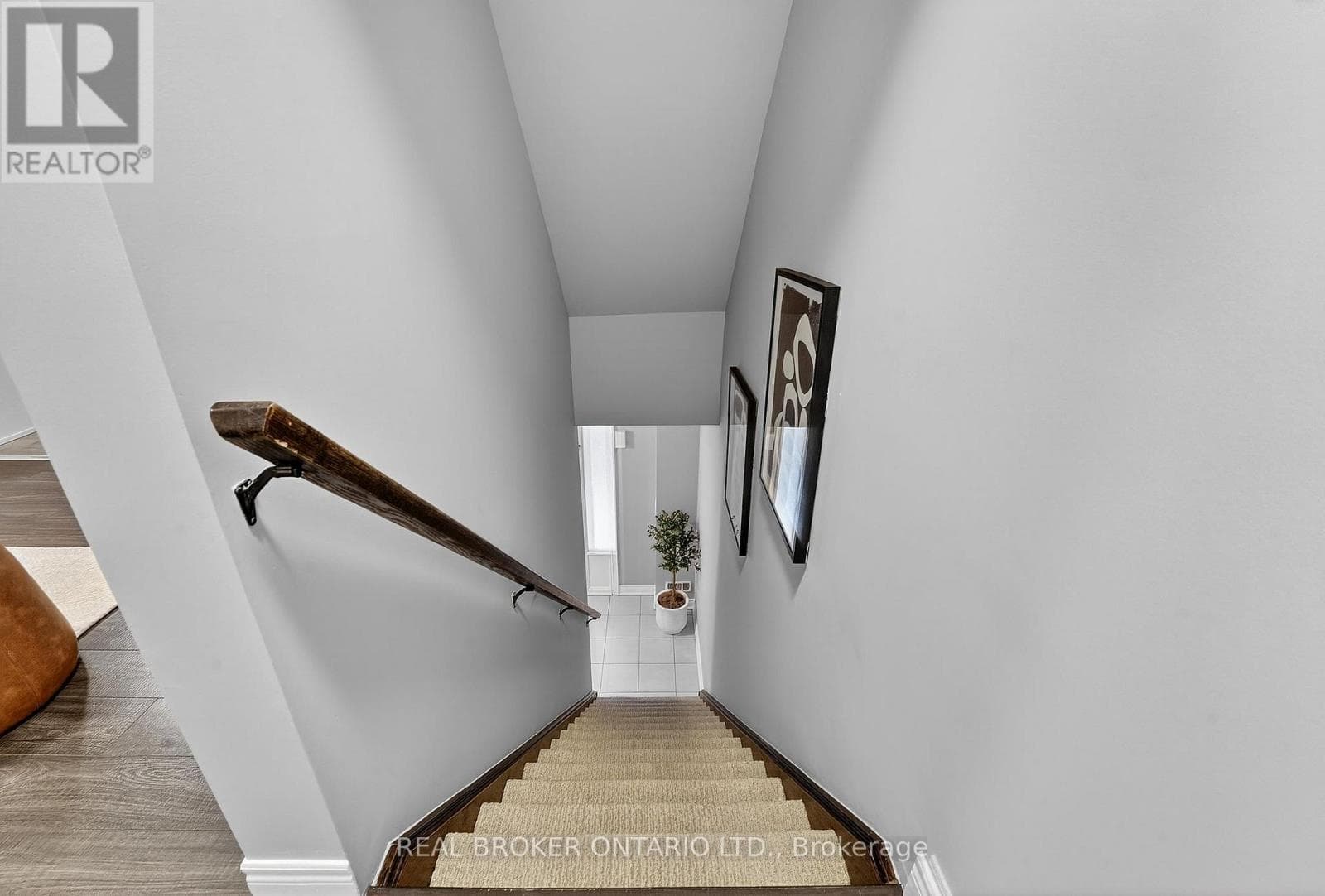 Single Family at 5000 Desantis Drive, Lincoln (Beamsville), Ontario - Photo 9 - RE/MAX Garden City Realty