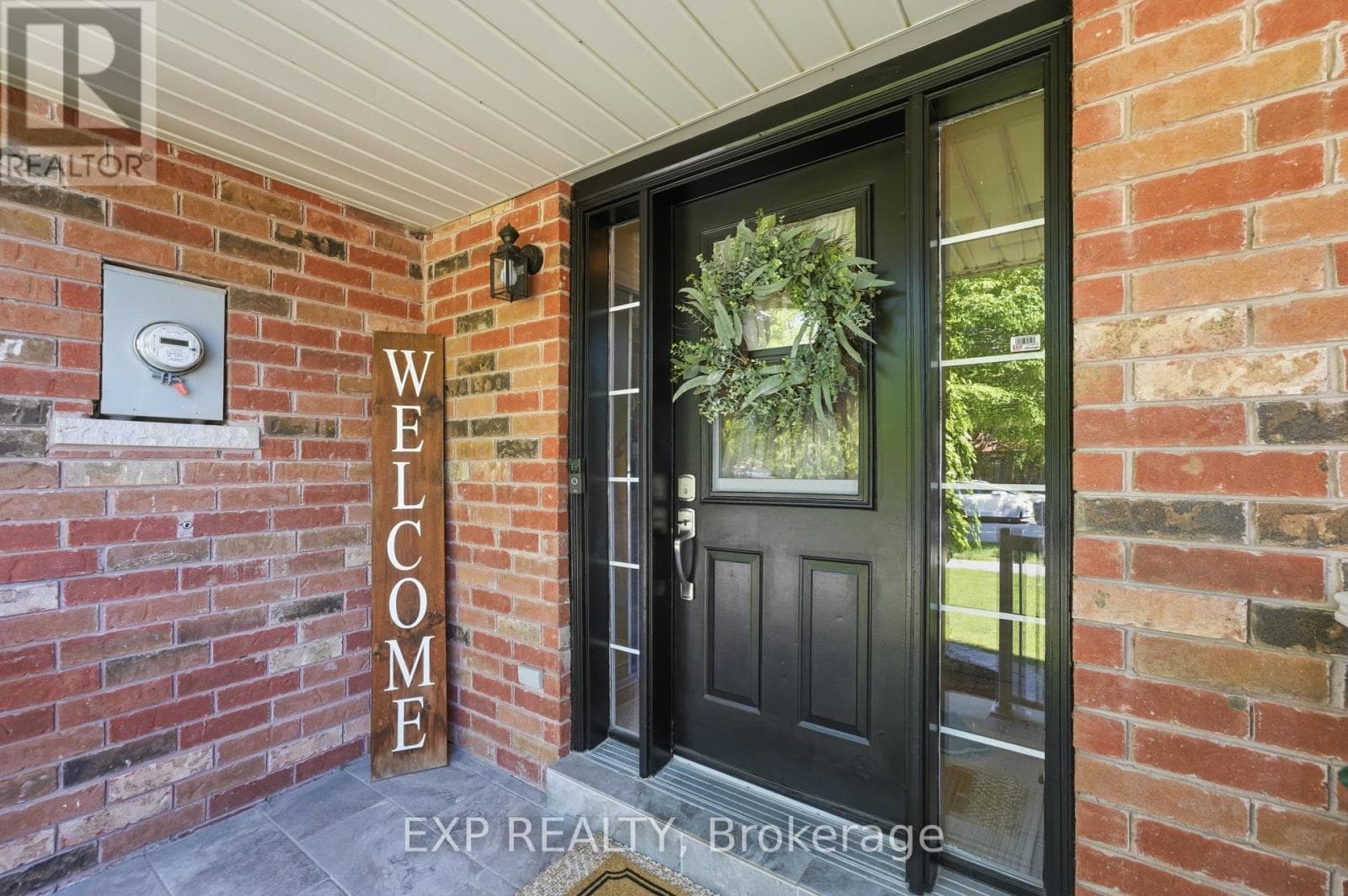 Single Family at 3 Battenberg Court, East Gwillimbury (Mt Albert), Ontario - Photo 2 - RE/MAX Garden City Realty