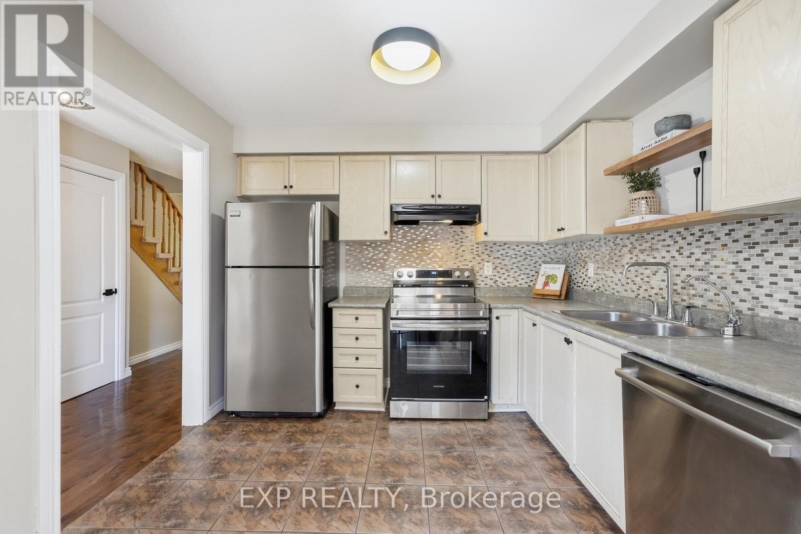Single Family at 3 Battenberg Court, East Gwillimbury (Mt Albert), Ontario - Photo 7 - RE/MAX Garden City Realty