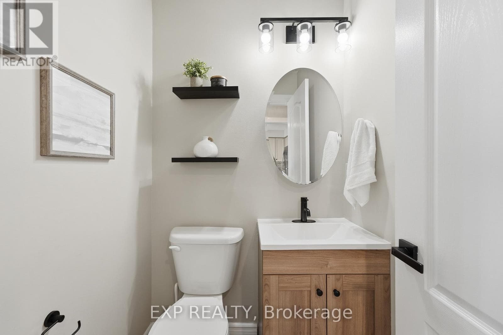 Single Family at 3 Battenberg Court, East Gwillimbury (Mt Albert), Ontario - Photo 8 - RE/MAX Garden City Realty