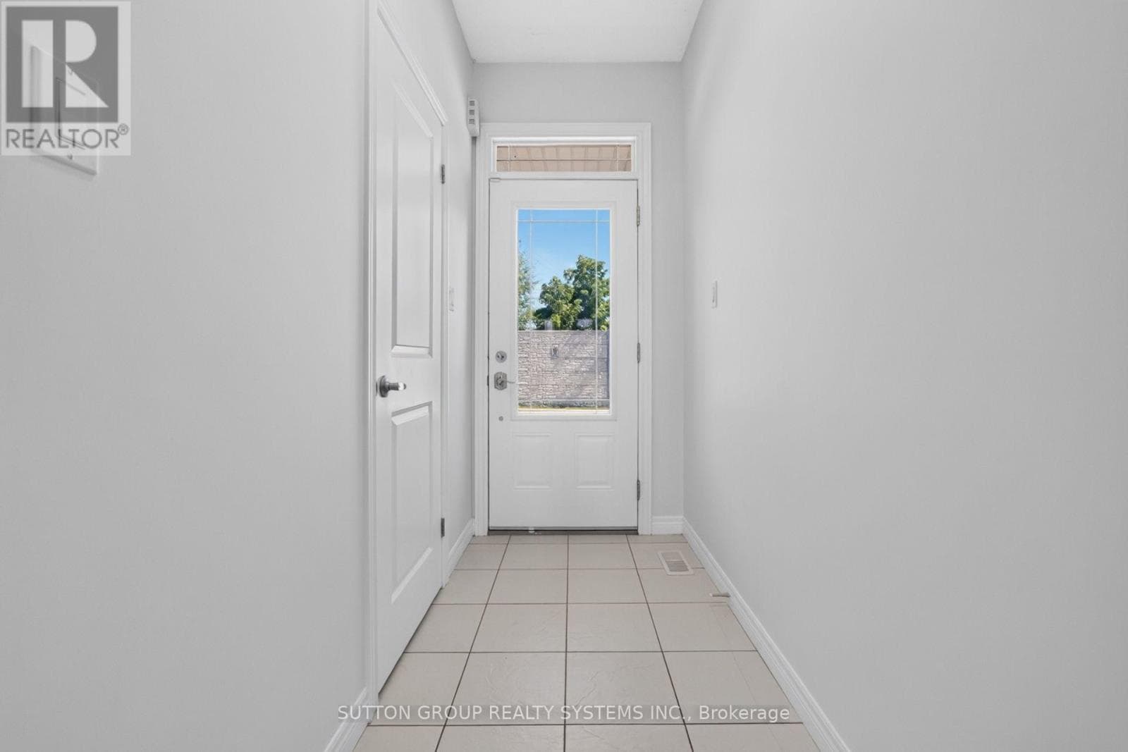 Single Family at 54- 380 Lake Street, Grimsby (Grimsby Beach), Ontario - Photo 10 - RE/MAX Garden City Realty