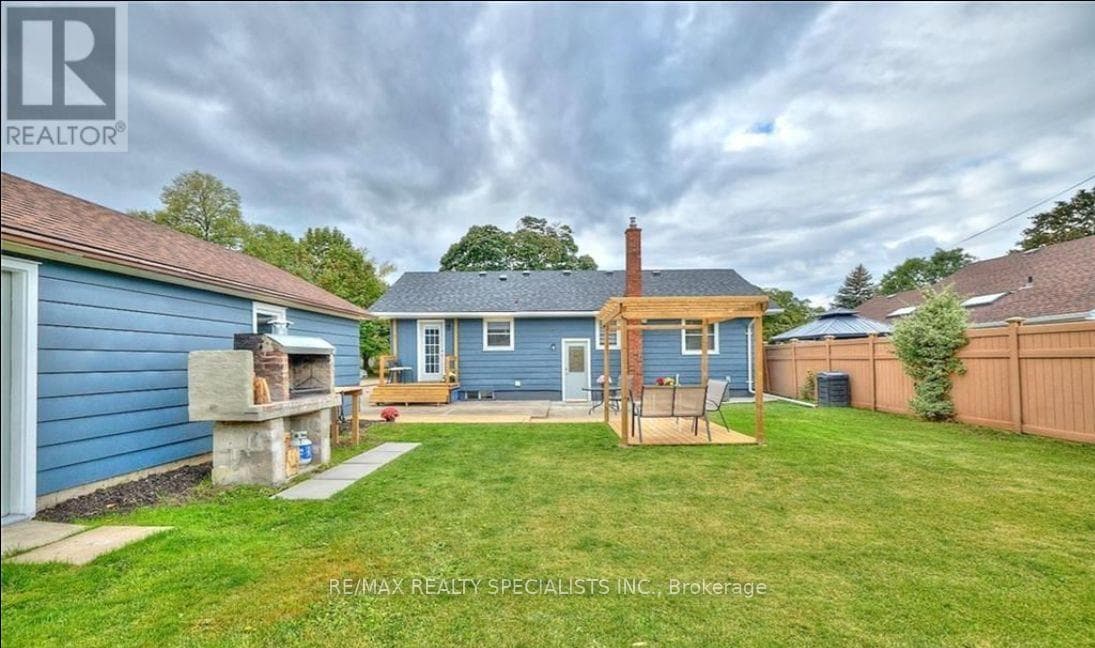 Single Family at Upper- 6 Gormley Crescent, St. Catharines (Carlton/Bunting), Ontario - Photo 2 - RE/MAX Garden City Realty