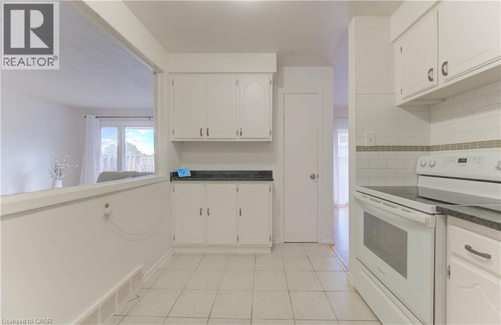 Single Family at 47- 14 WILLIAMSBURG Road, Kitchener, Ontario - Photo 6 - RE/MAX Garden City Realty