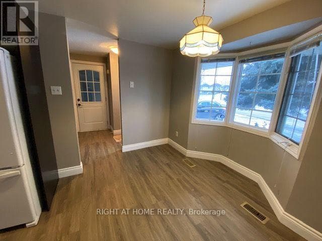 Single Family at 792 Homeview Road, London South (South Q), Ontario - Photo 2 - RE/MAX Garden City Realty