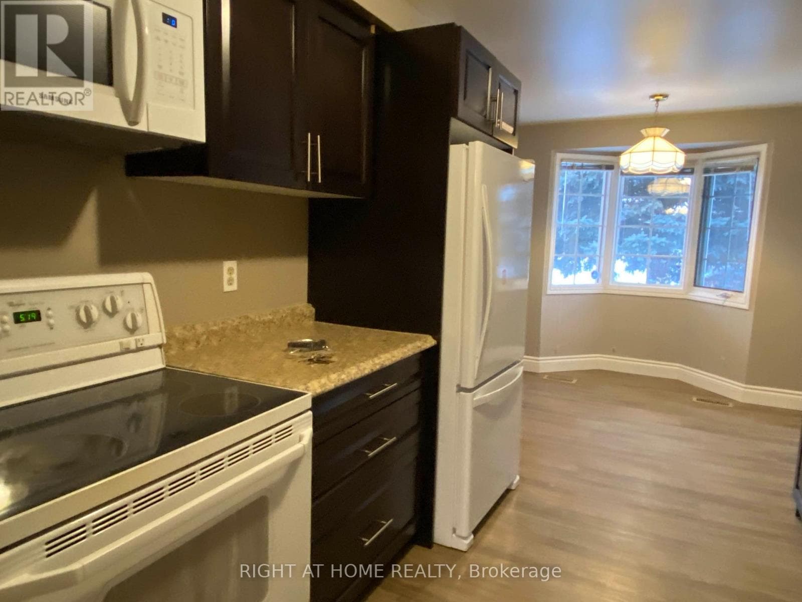 Single Family at 792 Homeview Road, London South (South Q), Ontario - Photo 3 - RE/MAX Garden City Realty
