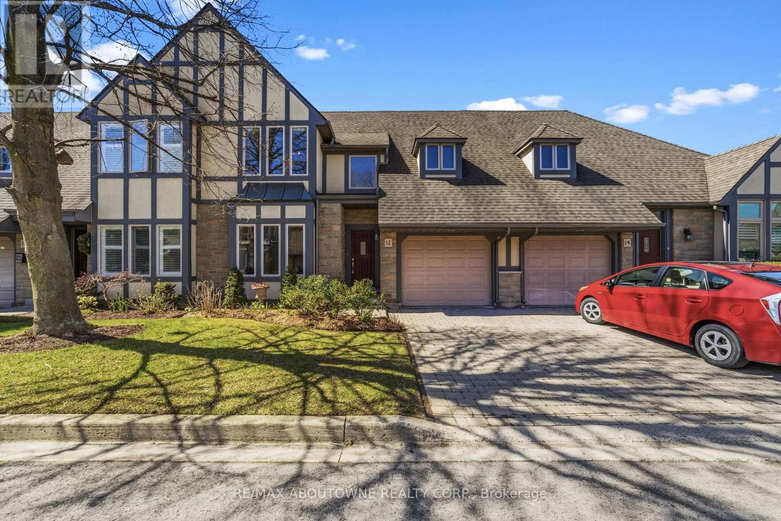 12- 575 Simcoe Street