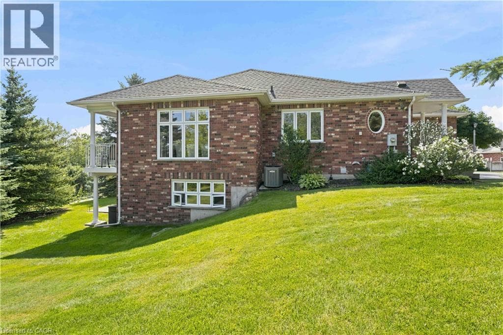 Single Family at 2182 STONEHAVEN Avenue, Niagara Falls, Ontario - Photo 5 - RE/MAX Garden City Realty