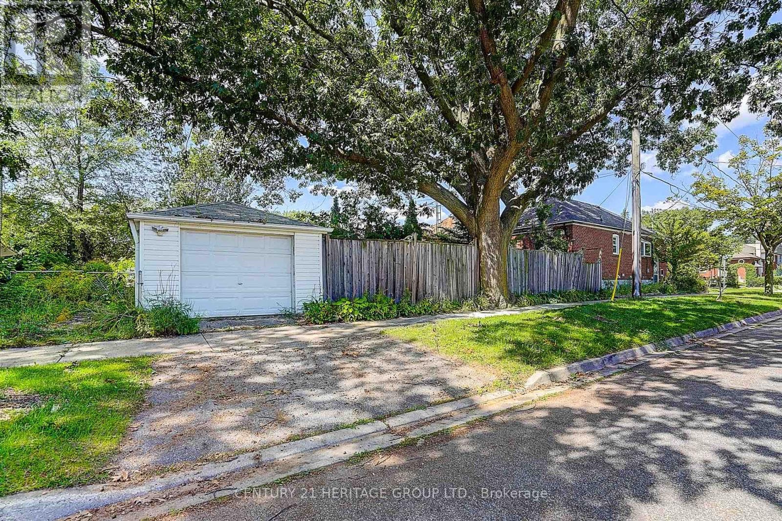 Single Family at 441 Rimilton Avenue, Toronto (Alderwood), Ontario - Photo 4 - RE/MAX Garden City Realty